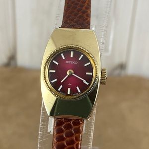 Vintage Ladies Seiko Hand Wind Dress Wrist Watch Red Dial white hands markers
